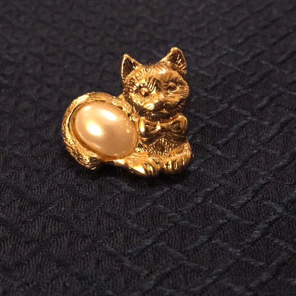 Avon Vintage Kitty Cat Pearl Pin